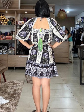 Vestido Curto Farm Floral Alinia Preto em Viscose com Manga Bufante e Amarração