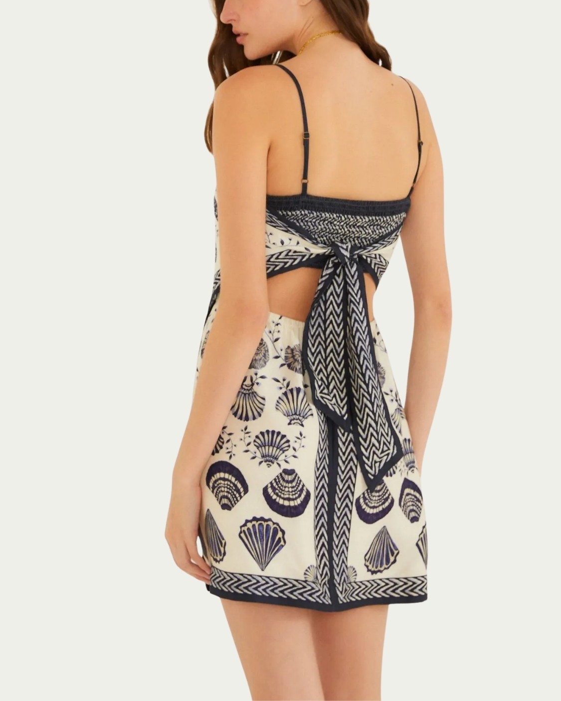 Vestido Curto Estampado Sondo de Concha Farm Bege em Viscose com Amarração nas Costas