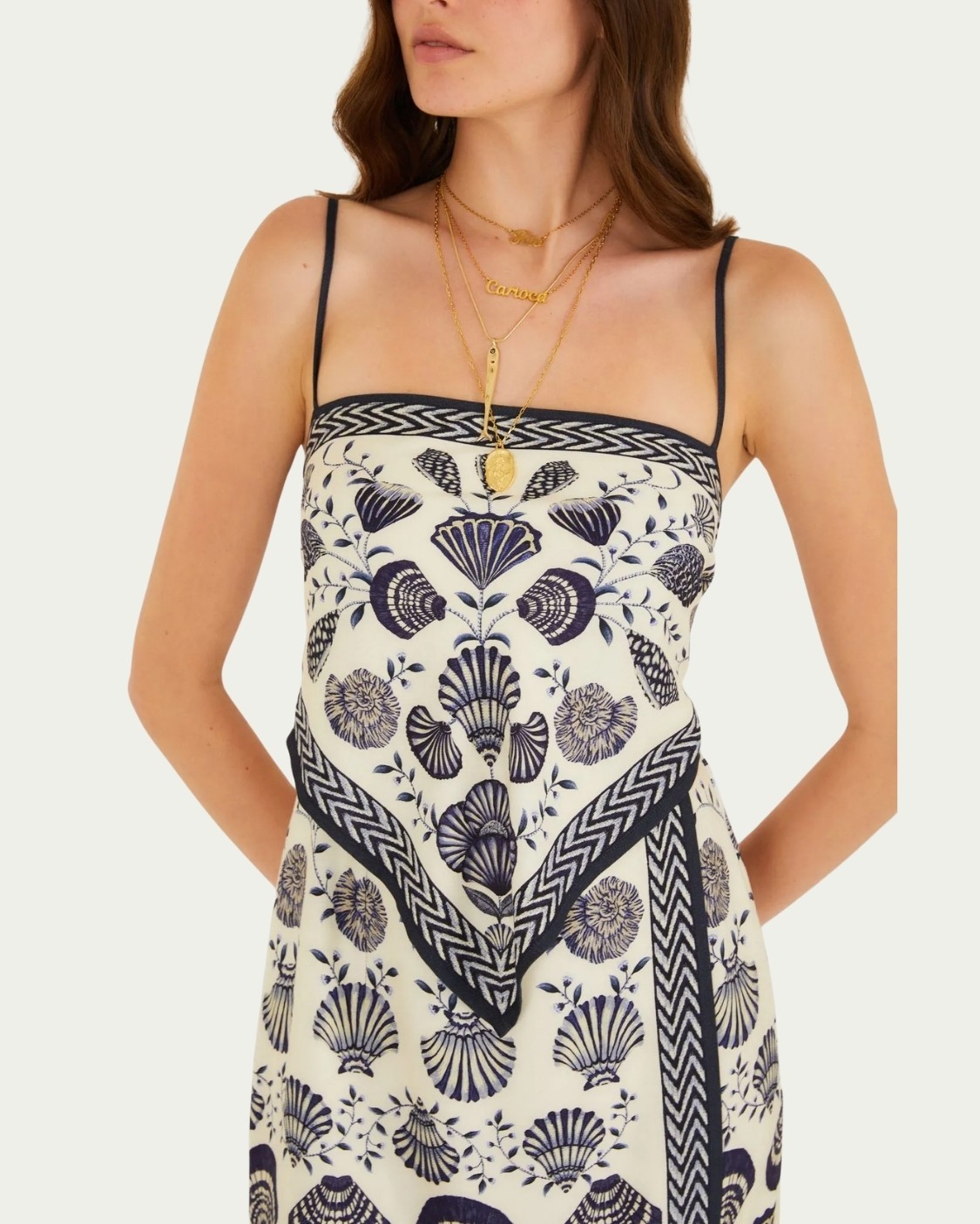 Vestido Curto Estampado Sondo de Concha Farm Bege em Viscose com Amarração nas Costas