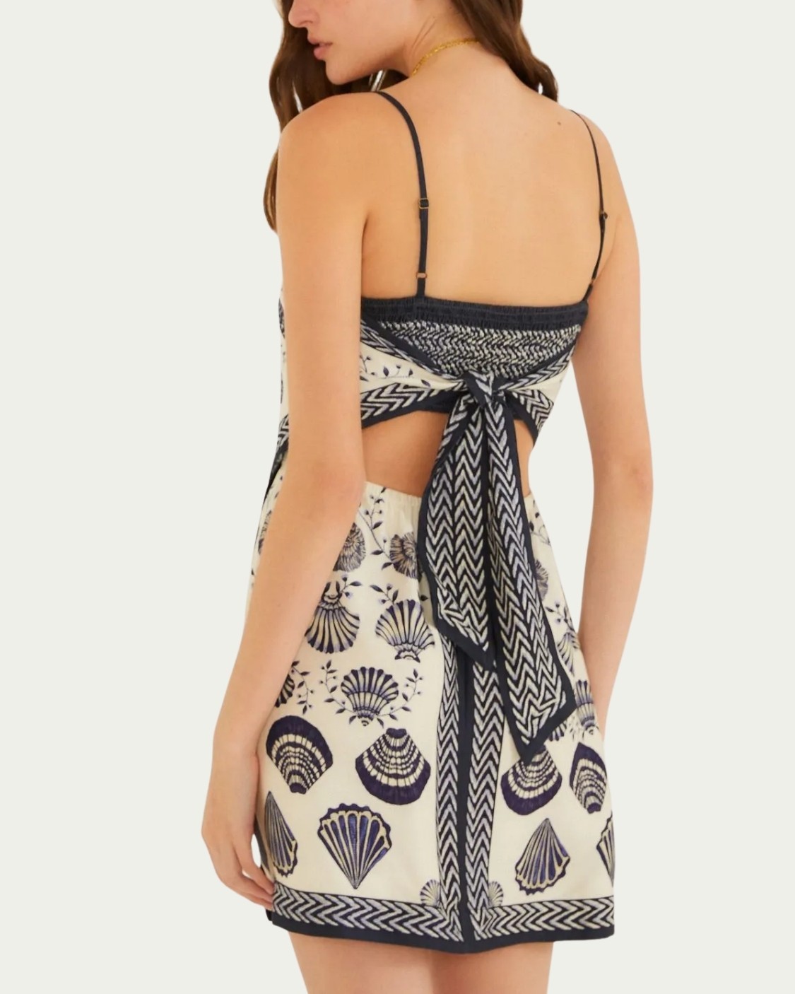 Vestido Curto Estampado Sondo de Concha Farm Bege em Viscose com Amarração nas Costas