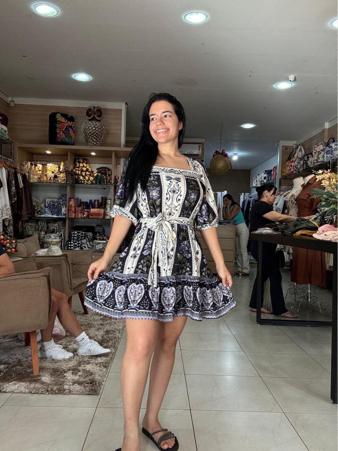 Vestido Curto Farm Floral Alínia Estampado em Viscose Decote V