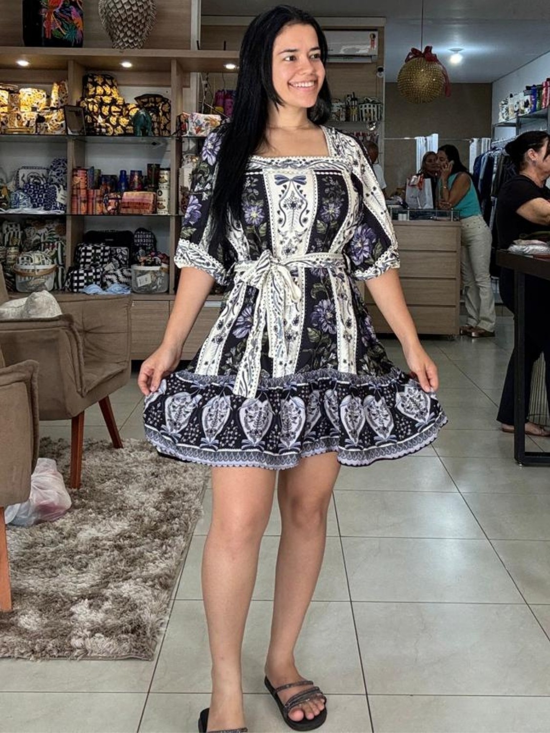 Vestido Curto Farm Floral Alínia Estampado em Viscose Decote V